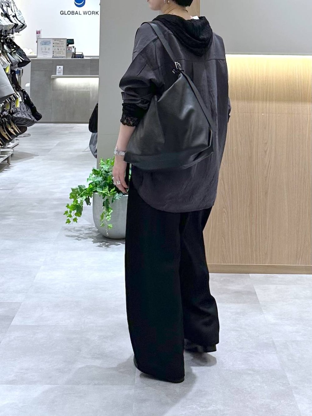 ブラック系のその他シューズ、グレー系のシャツ/ブラウス、ブラック系のショルダーバッグを着用したレディースの夏コーディネートの2枚目の写真