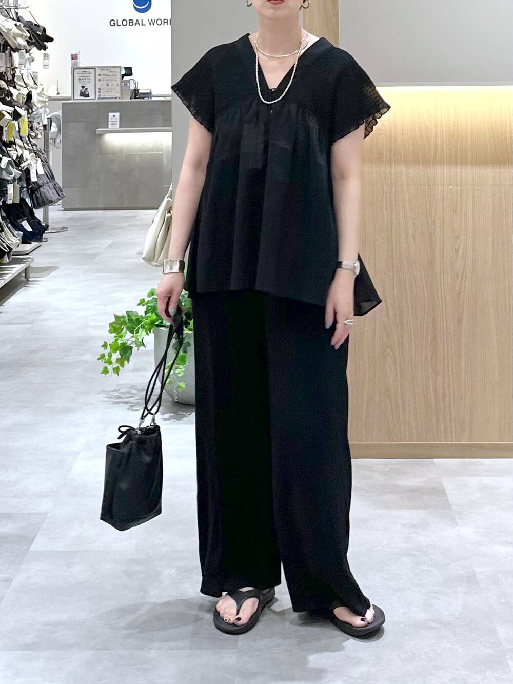 ブラック系のその他パンツ、ブラック系のボディバッグ/ウエストポーチ、ブラック系のシャツ/ブラウスを着用したレディースの夏コーディネートの4枚目の写真
