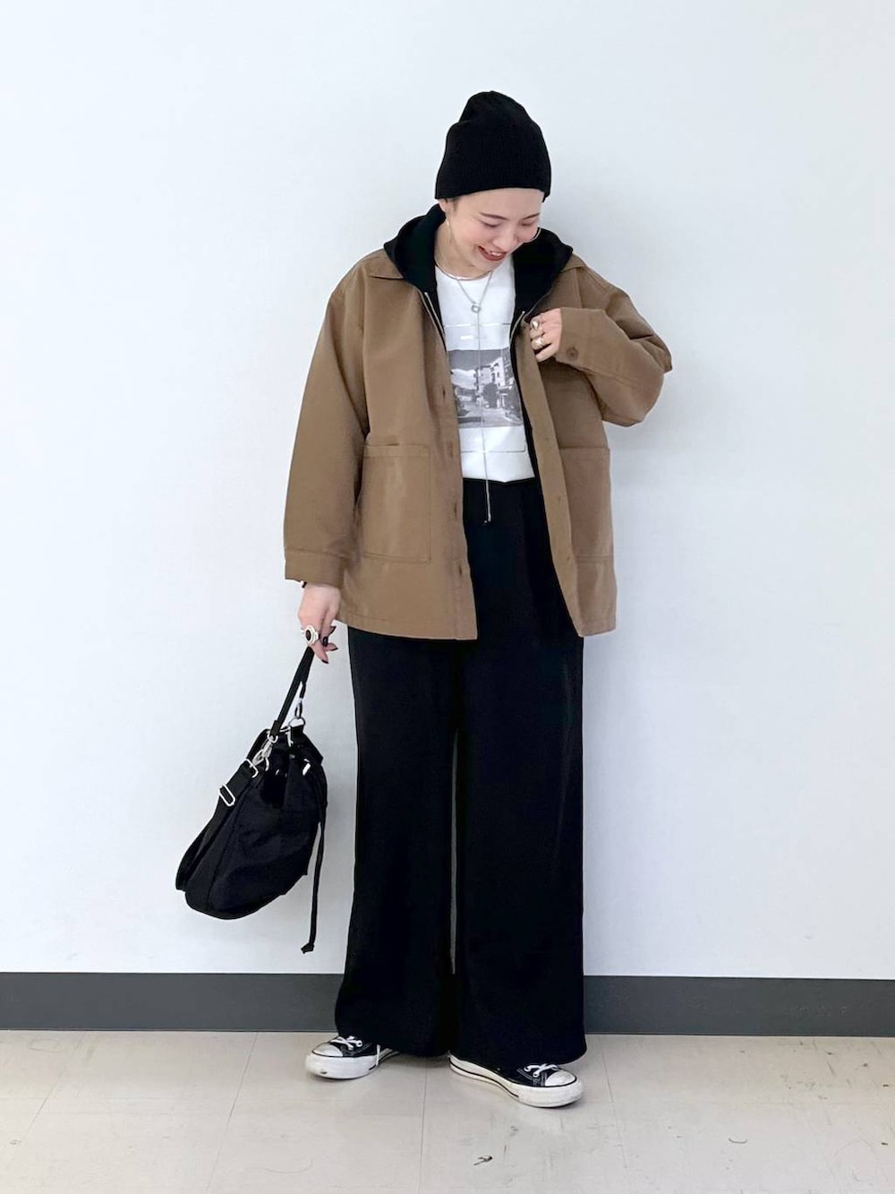 ブラック系のショルダーバッグ、ブラック系のその他パンツ、ブラウン系のデニムジャケットを着用したレディースの春コーディネートの5枚目の写真