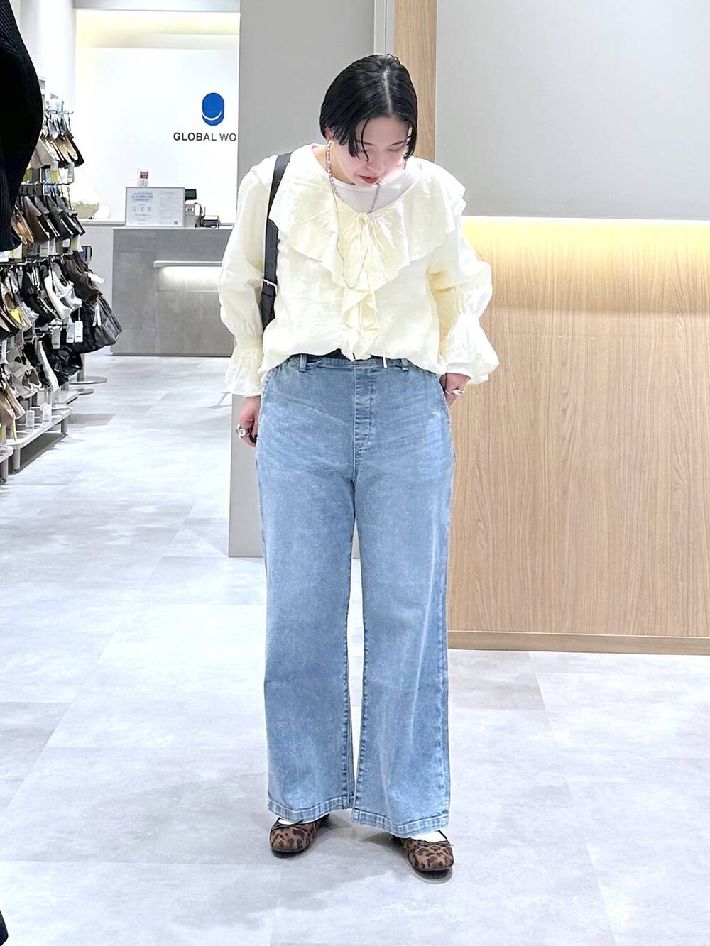 その他のバレエシューズ、ホワイト系のTシャツ/カットソー、ブルー系のデニムパンツを着用したレディースの春コーディネートの5枚目の写真