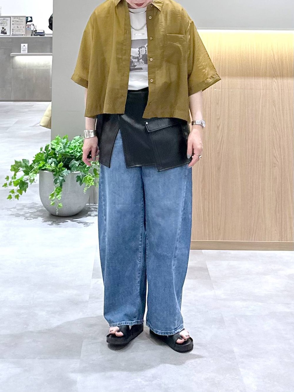 ブルー系のデニムパンツ、グリーン系のシャツ/ブラウス、ホワイト系のTシャツ/カットソーを着用したレディースの夏コーディネートの5枚目の写真