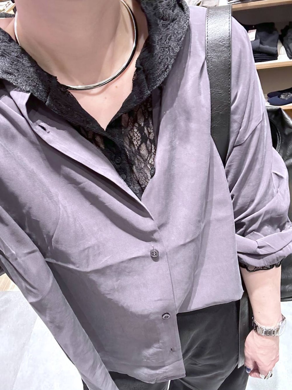 ブラック系のその他シューズ、グレー系のシャツ/ブラウス、ブラック系のショルダーバッグを着用したレディースの夏コーディネートの9枚目の写真