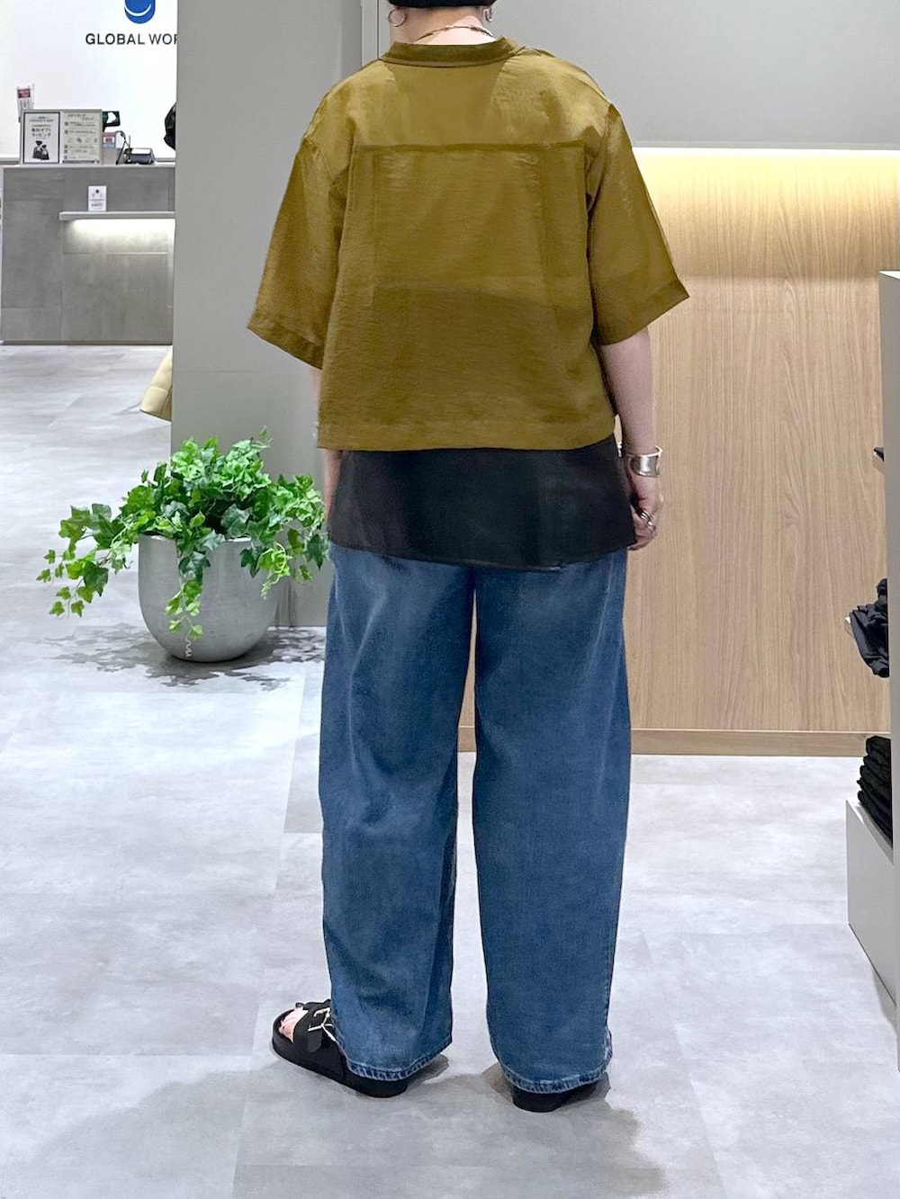 ブルー系のデニムパンツ、グリーン系のシャツ/ブラウス、ホワイト系のTシャツ/カットソーを着用したレディースの夏コーディネートの3枚目の写真