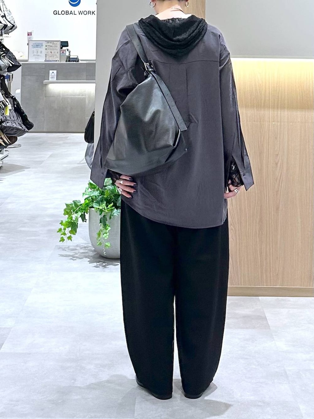 ブラック系のその他シューズ、グレー系のシャツ/ブラウス、ブラック系のショルダーバッグを着用したレディースの夏コーディネートの4枚目の写真