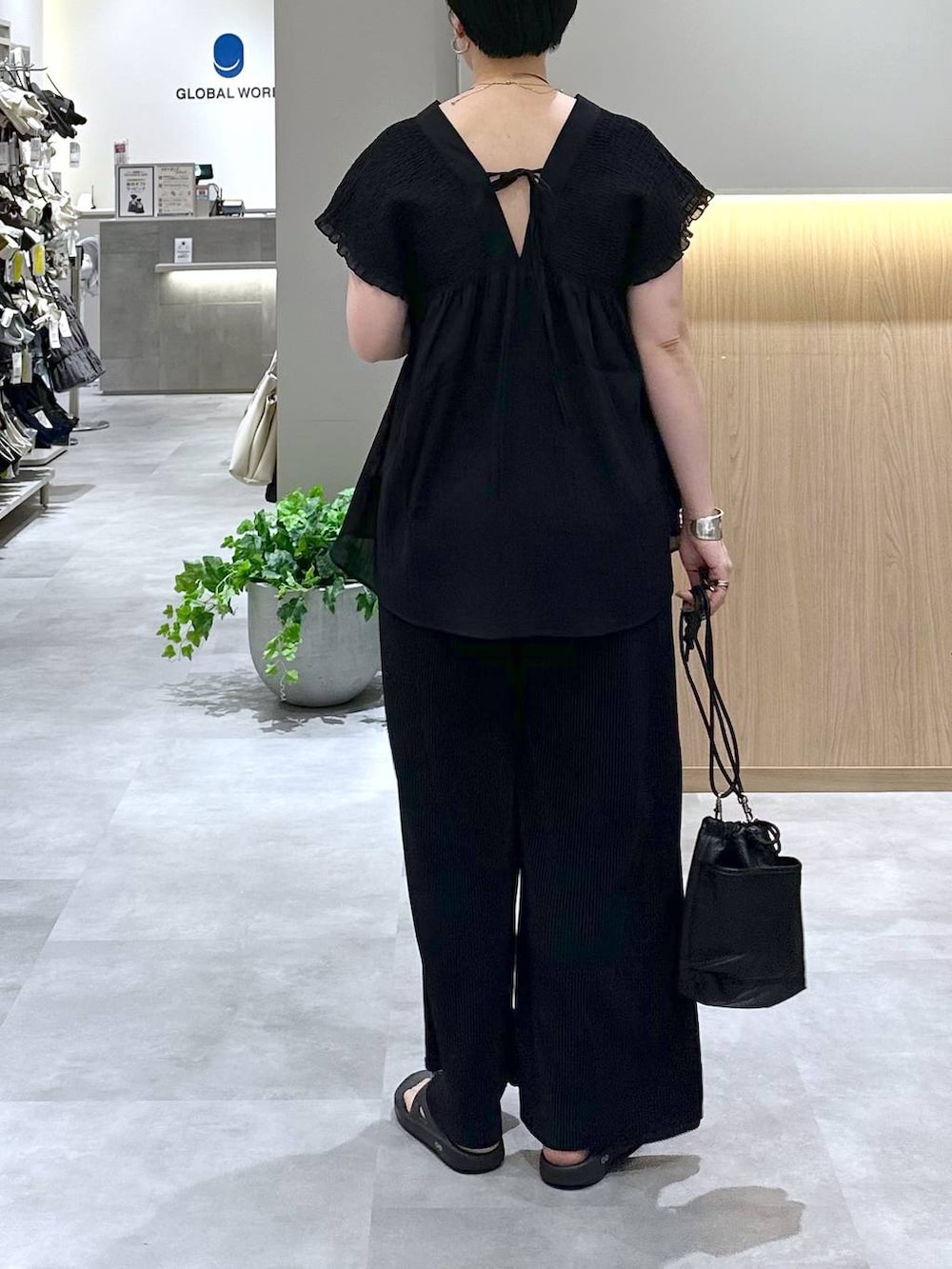 ブラック系のその他パンツ、ブラック系のボディバッグ/ウエストポーチ、ブラック系のシャツ/ブラウスを着用したレディースの夏コーディネートの3枚目の写真