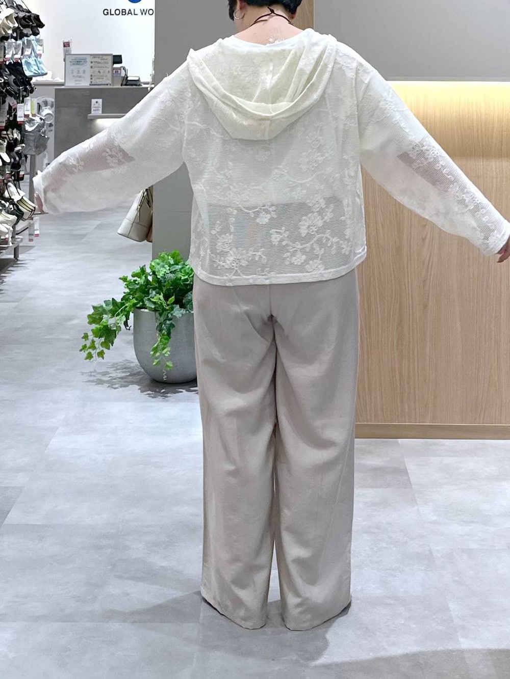 ブラック系のバレエシューズ、ベージュ系のパーカー、ブラウン系のその他パンツを着用したレディースの夏コーディネートの3枚目の写真