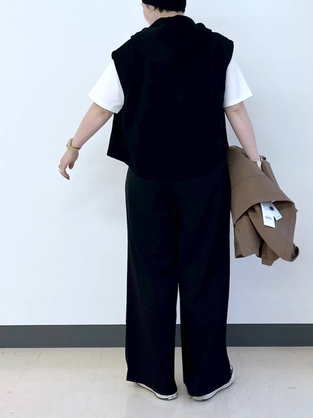 ブラック系のショルダーバッグ、ブラック系のその他パンツ、ブラウン系のデニムジャケットを着用したレディースの春コーディネートの9枚目の写真