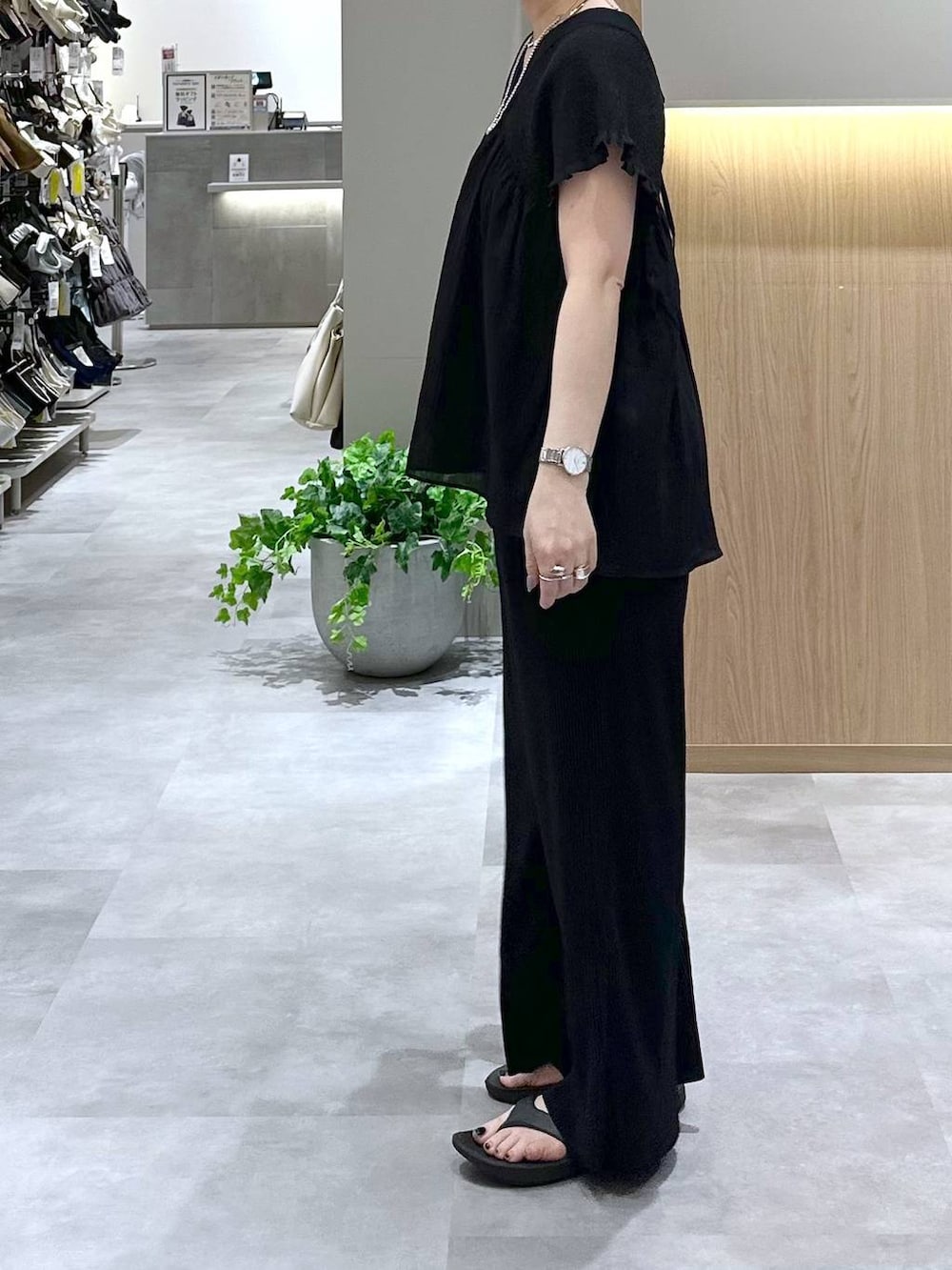ブラック系のその他パンツ、ブラック系のボディバッグ/ウエストポーチ、ブラック系のシャツ/ブラウスを着用したレディースの夏コーディネートの2枚目の写真
