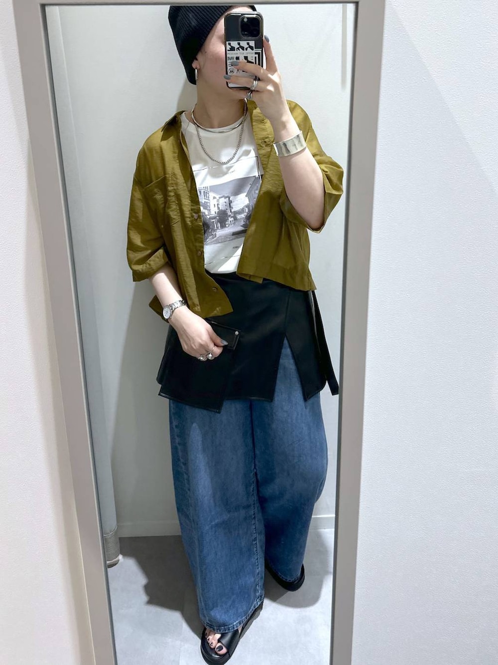 ブルー系のデニムパンツ、グリーン系のシャツ/ブラウス、ホワイト系のTシャツ/カットソーを着用したレディースの夏コーディネートの7枚目の写真