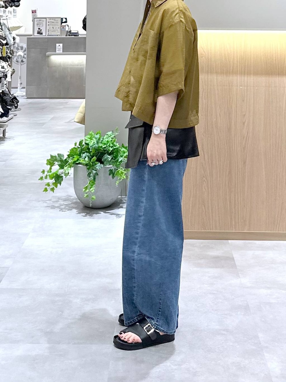 ブルー系のデニムパンツ、グリーン系のシャツ/ブラウス、ホワイト系のTシャツ/カットソーを着用したレディースの夏コーディネートの2枚目の写真