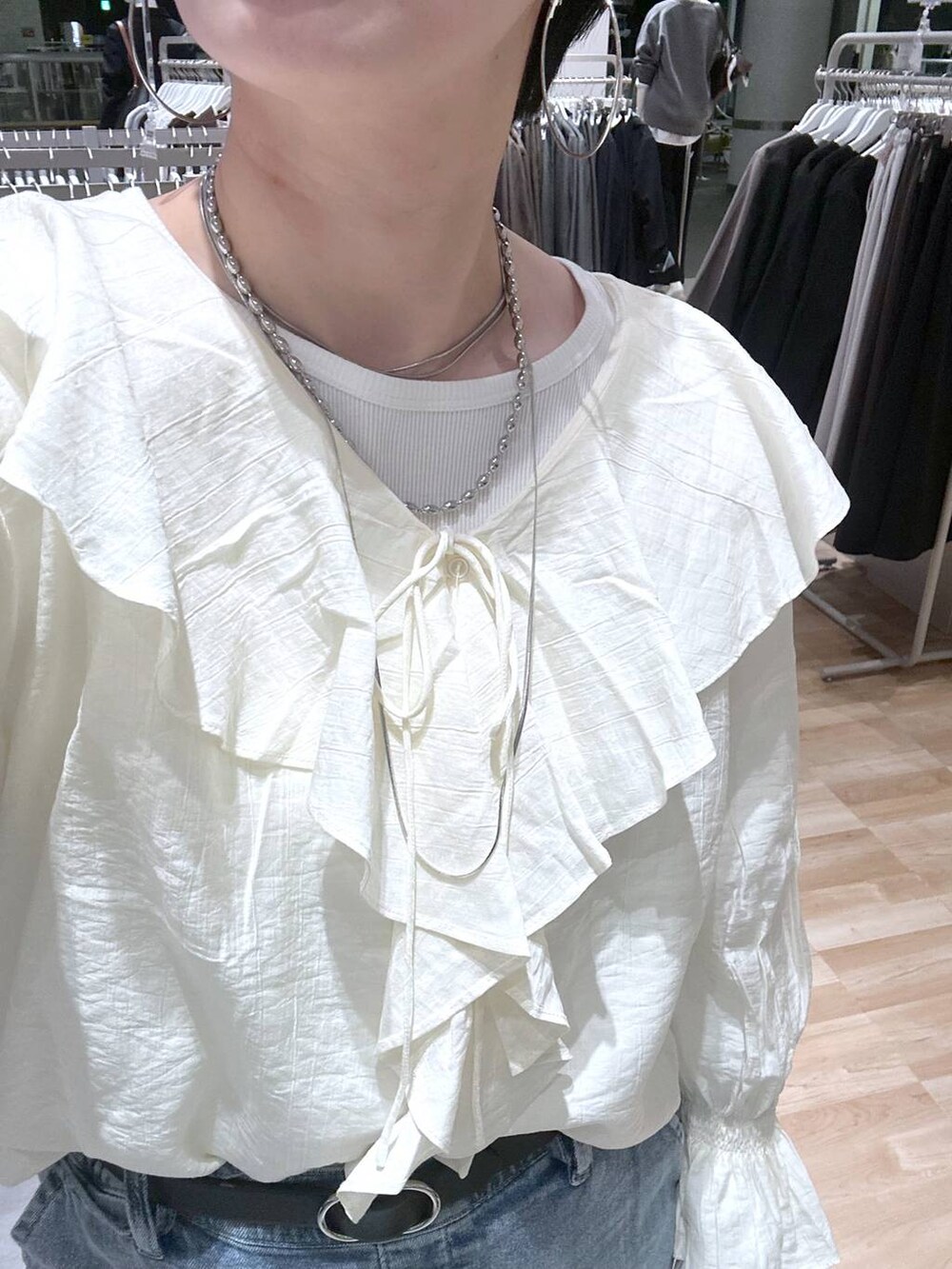 その他のバレエシューズ、ホワイト系のTシャツ/カットソー、ブルー系のデニムパンツを着用したレディースの春コーディネートの6枚目の写真