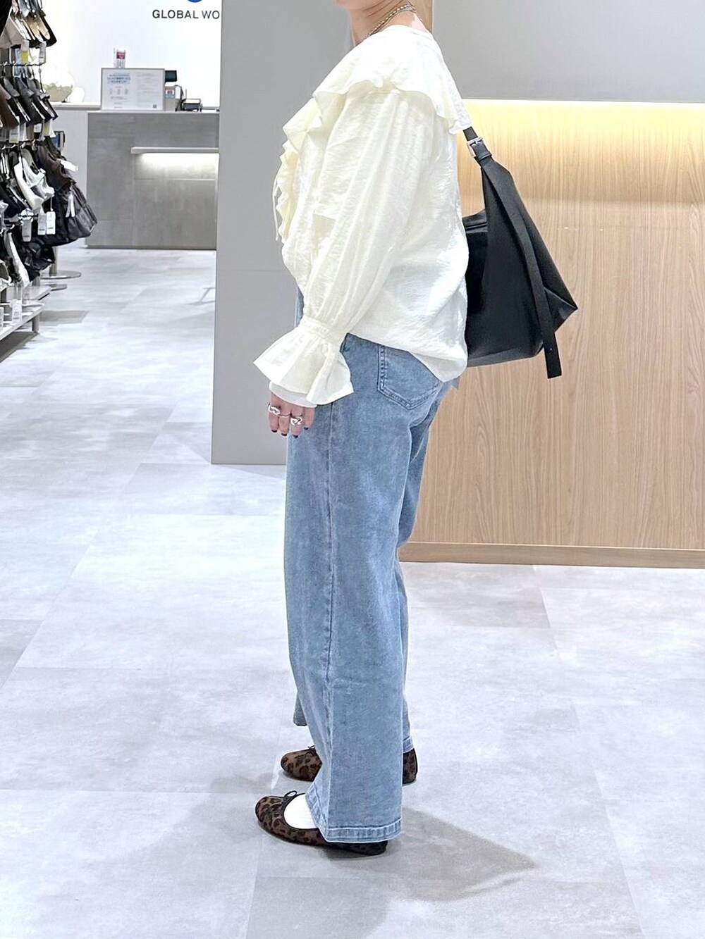 その他のバレエシューズ、ホワイト系のTシャツ/カットソー、ブルー系のデニムパンツを着用したレディースの春コーディネートの2枚目の写真