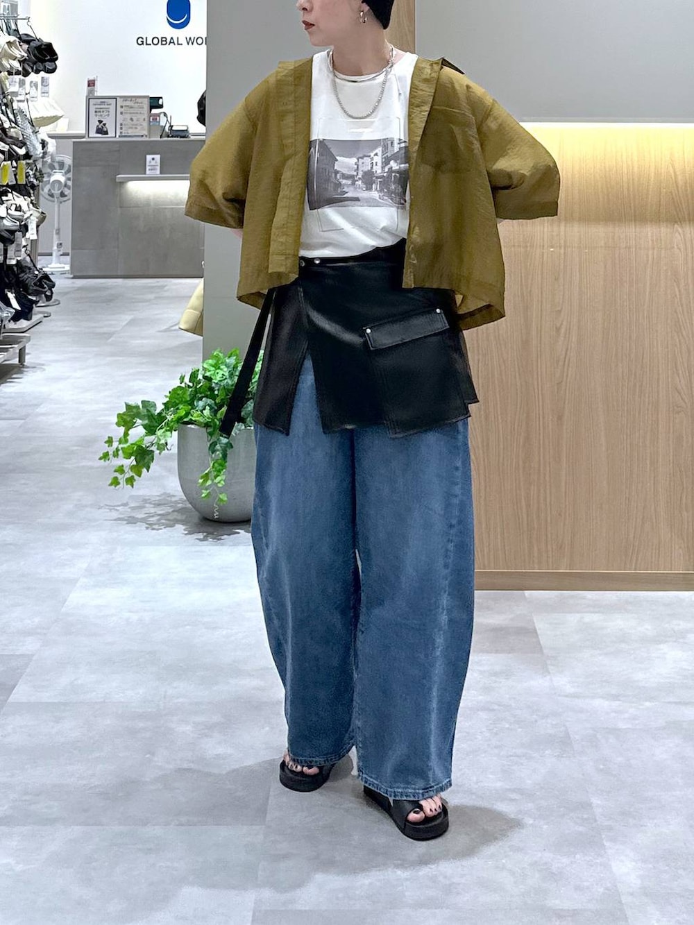 ブルー系のデニムパンツ、グリーン系のシャツ/ブラウス、ホワイト系のTシャツ/カットソーを着用したレディースの夏コーディネートの6枚目の写真