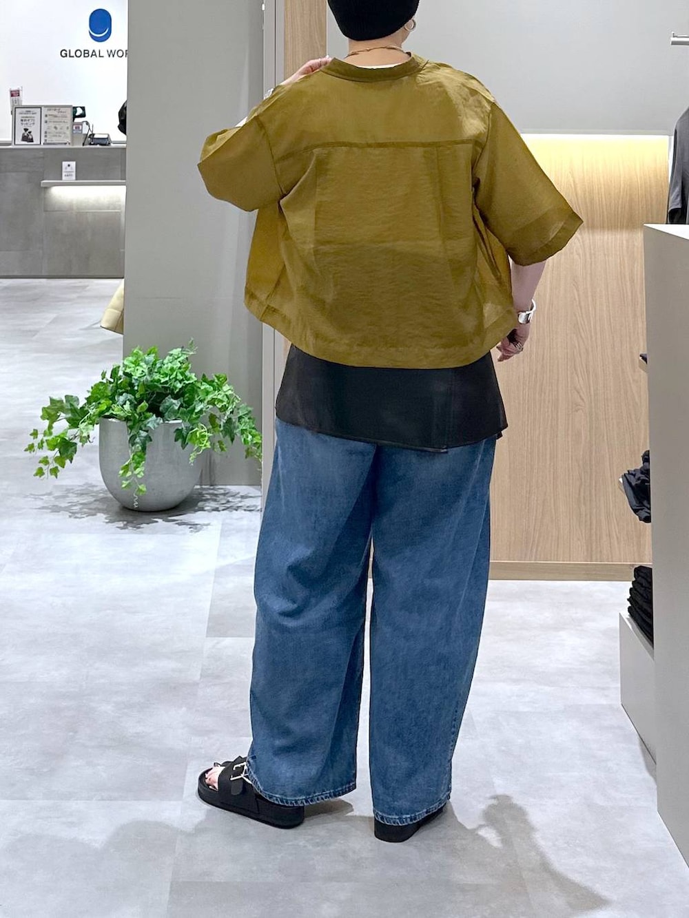 ブルー系のデニムパンツ、グリーン系のシャツ/ブラウス、ホワイト系のTシャツ/カットソーを着用したレディースの夏コーディネートの4枚目の写真