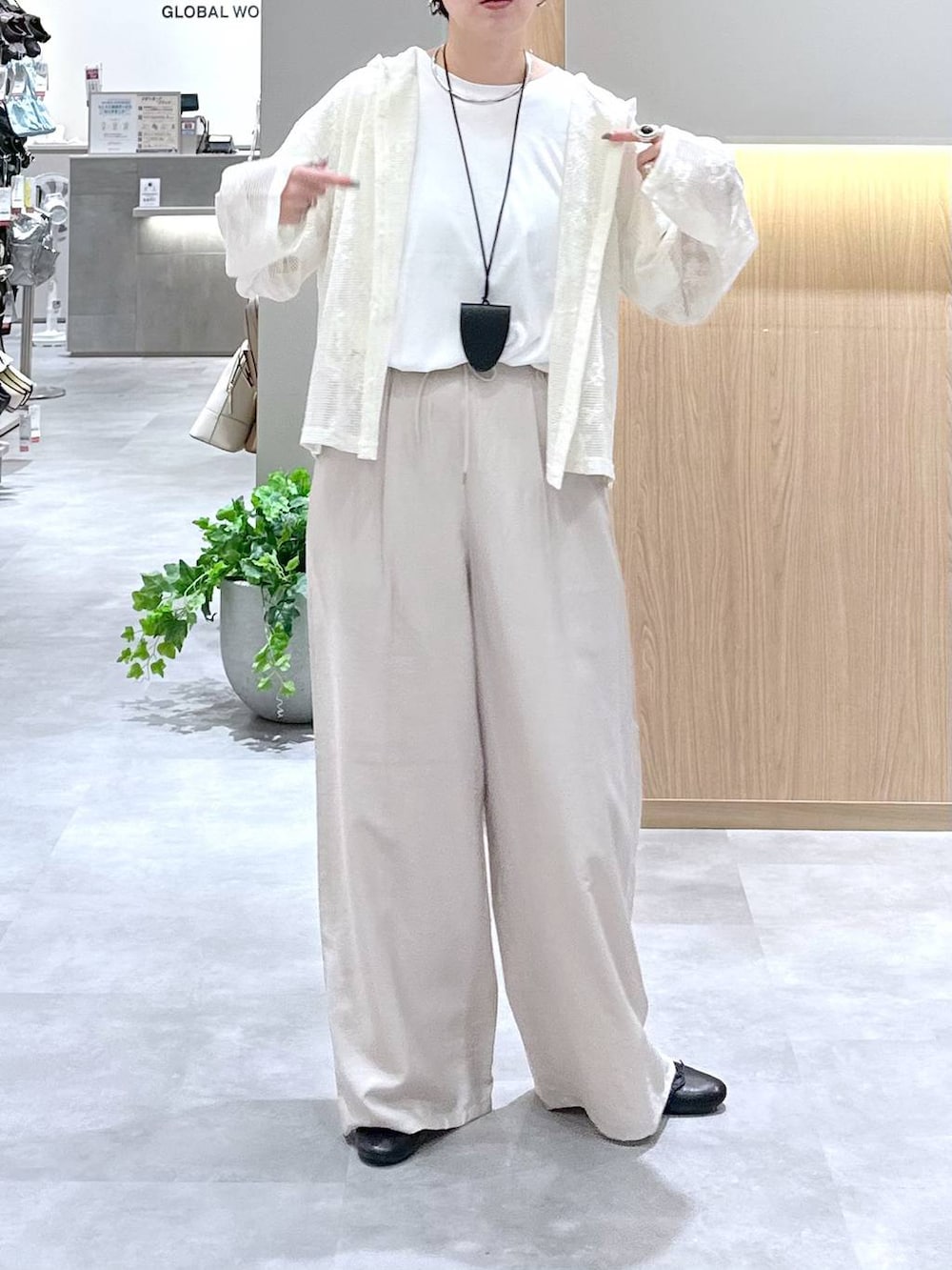 ブラック系のバレエシューズ、ベージュ系のパーカー、ブラウン系のその他パンツを着用したレディースの夏コーディネートの4枚目の写真