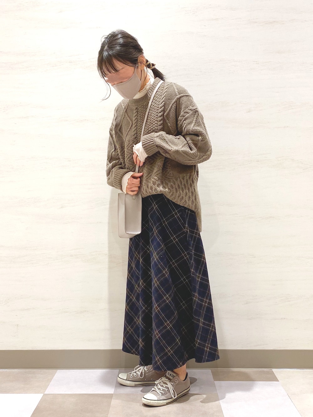「大人カジュアル、ケーブルニット、ハイネック、レイヤードスタイル、ママファッション、ママコーデ、チェックスカート、スニーカー、スニーカーコーデ、コンバース、冬コーデ、スカート、ショルダーバッグ、ミニバッグ、ブラウン」｜「AMERICAN HOLICのアイテム（ニット/セーター、ブラウン系）」を使った、macha＊さん（レディース・159cm）の冬コーディネートの2枚目の写真