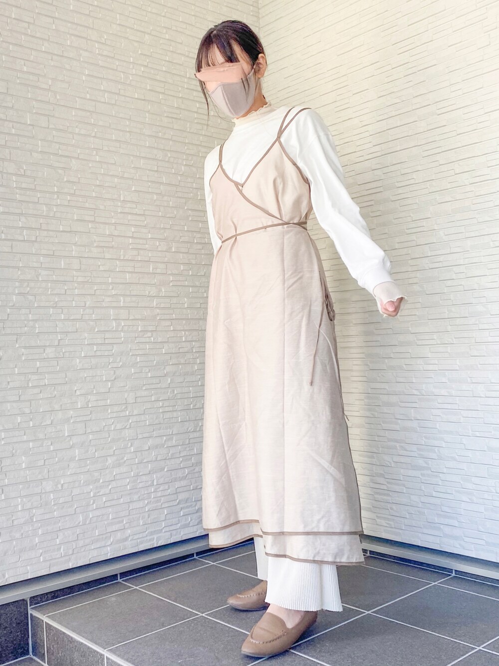 「春服デビュー宣言、春コーデ、休日スタイル、春カラー、春服、レイヤードスタイル、淡色コーデ、ママコーデ、ママファッション、キャミワンピ、プリーツパンツ、ハイネック、ベージュ、ベージュコーデ、ラップワンピース」｜「NOAHLのアイテム（ワンピース/ドレス、ブラウン系）」を使った、macha＊さん（レディース・159cm）の春コーディネートの2枚目の写真