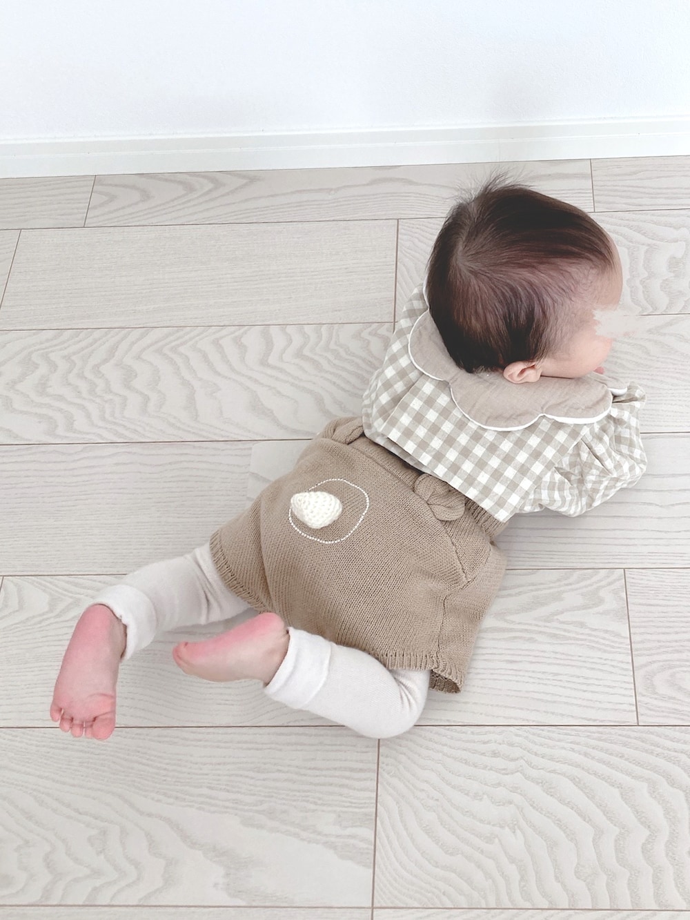 ベージュ系のシャツ/ブラウス、ブラウン系のパンツ、ベージュ系のタイツ/ストッキングを着用したキッズの冬コーディネートの2枚目の写真