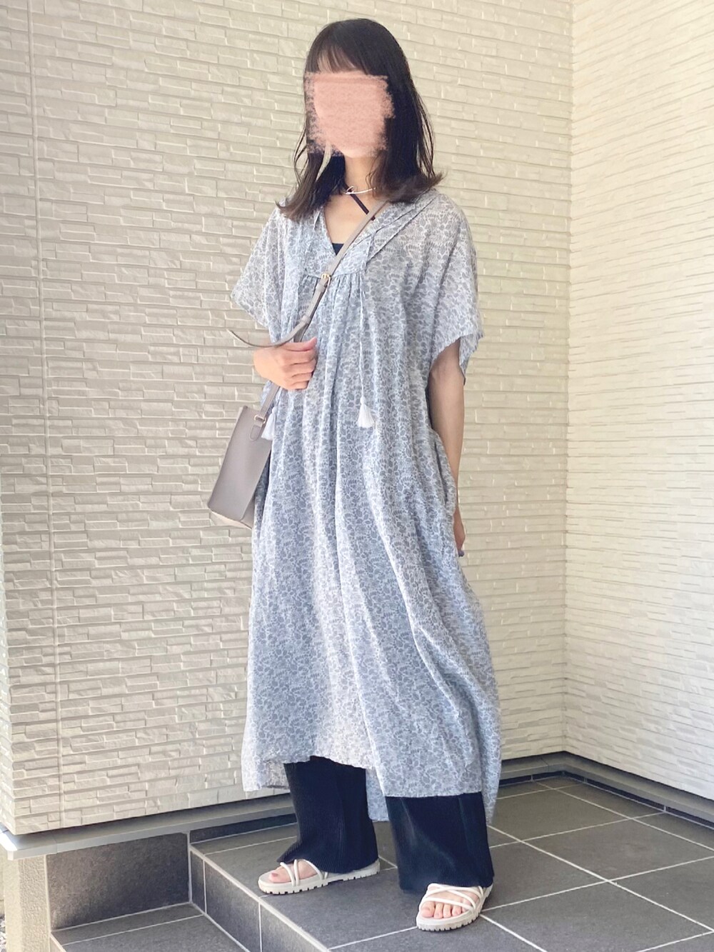ブルー系のワンピース、ブラック系のその他パンツ、その他のシューズを着用したレディースの秋コーディネートの2枚目の写真