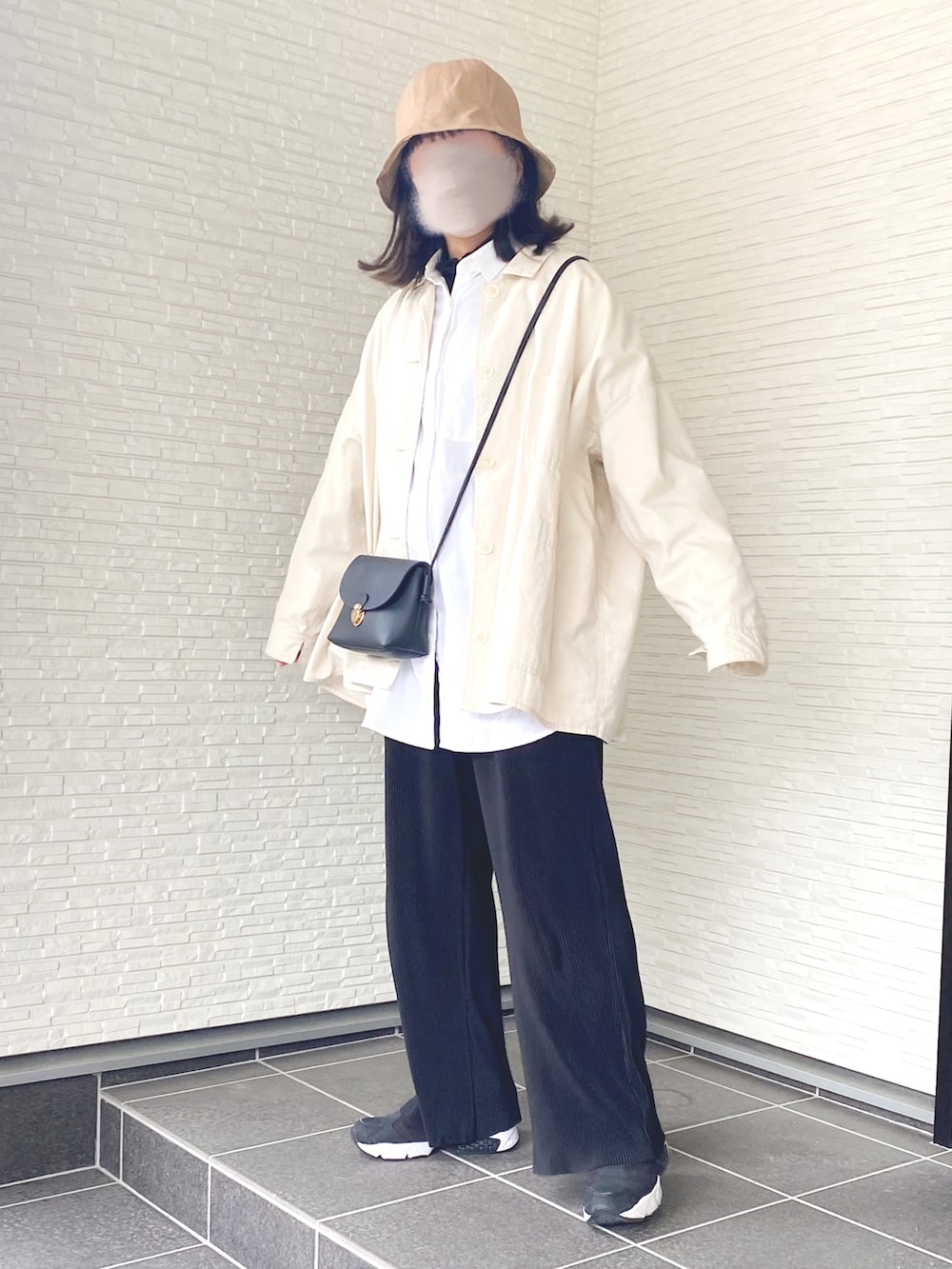 「春服コーデ、ラクチンコーデ、カジュアルコーデ、チューリップハット、ジャケット、オーバーサイズ、ビッグシャツ、プリーツパンツ、スニーカー、スニーカーコーデ、reebok、ママコーデ、ママファッション、男の子ママ、プチプラ」｜「Samansa Mos2 blueのコットンツイルチューリップハット（ハット、ベージュ系）」を使った、macha＊さん（レディース・159cm）の春コーディネートの2枚目の写真