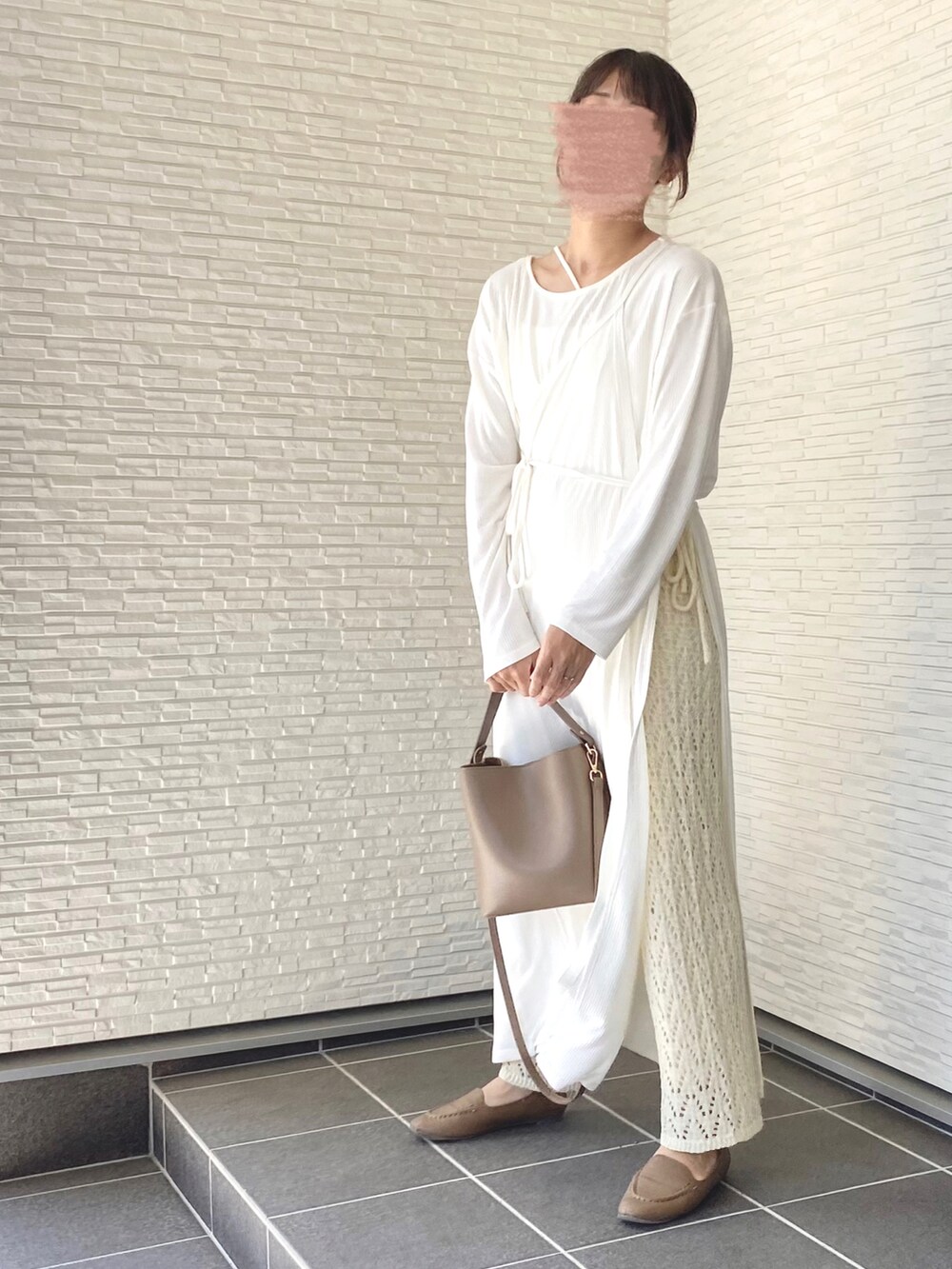 ホワイト系のワンピース、ホワイト系のその他パンツ、ブラウン系のショルダーバッグを着用したレディースの夏コーディネートの4枚目の写真