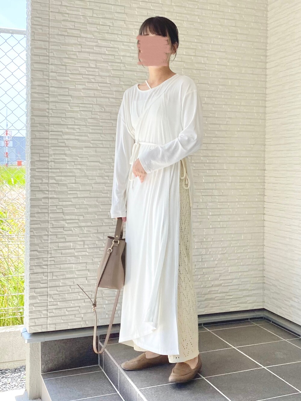ホワイト系のワンピース、ホワイト系のその他パンツ、ブラウン系のショルダーバッグを着用したレディースの夏コーディネートの3枚目の写真