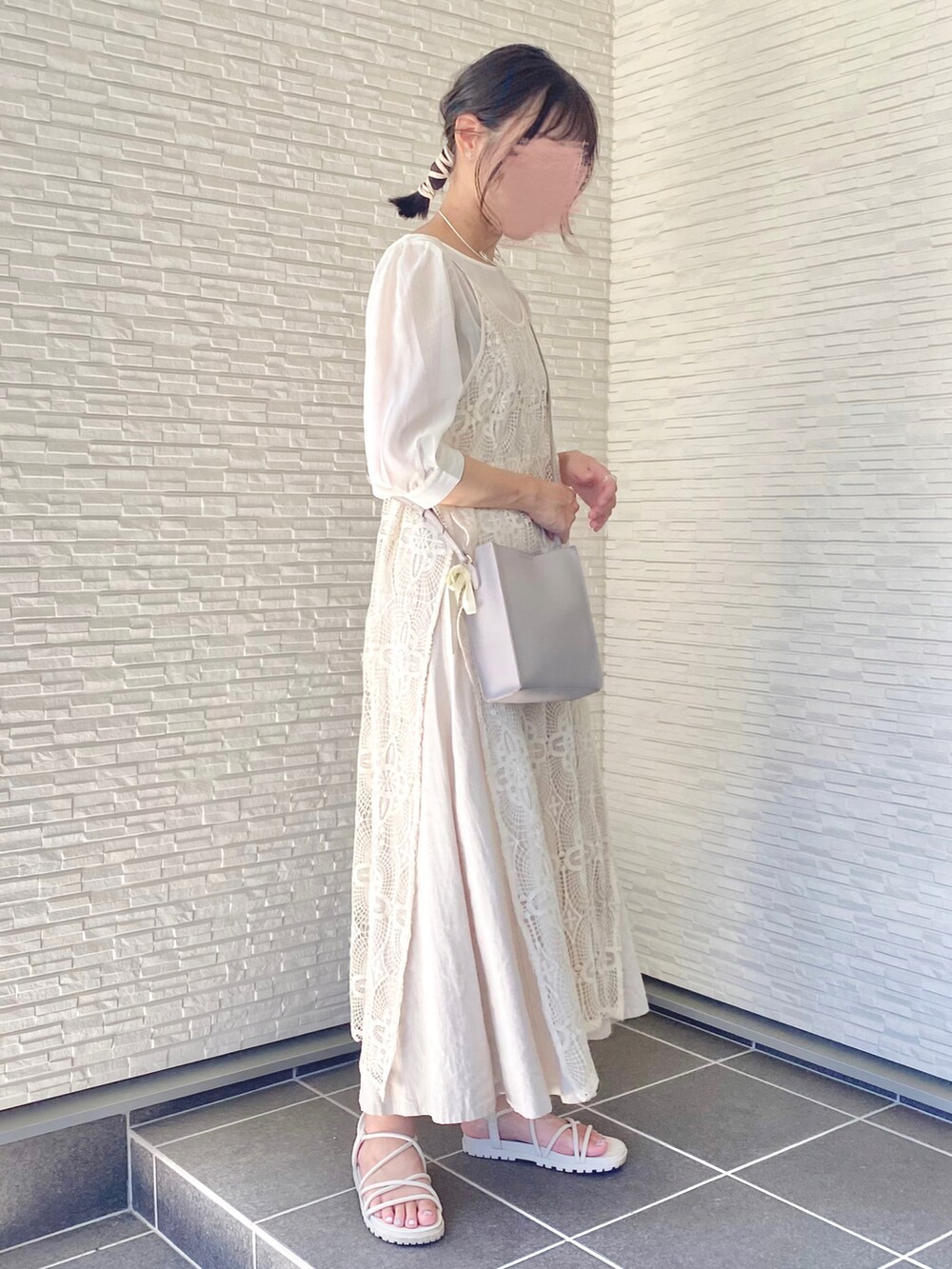 ベージュ系のシャツ/ブラウス、ホワイト系のワンピース、ホワイト系のスカートを着用したレディースの秋コーディネートの2枚目の写真