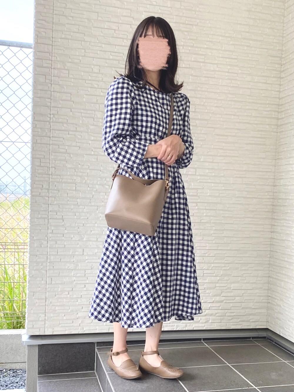 ブルー系のワンピース、ブラウン系のショルダーバッグ、グレー系のローファーを着用したレディースの夏コーディネートの2枚目の写真