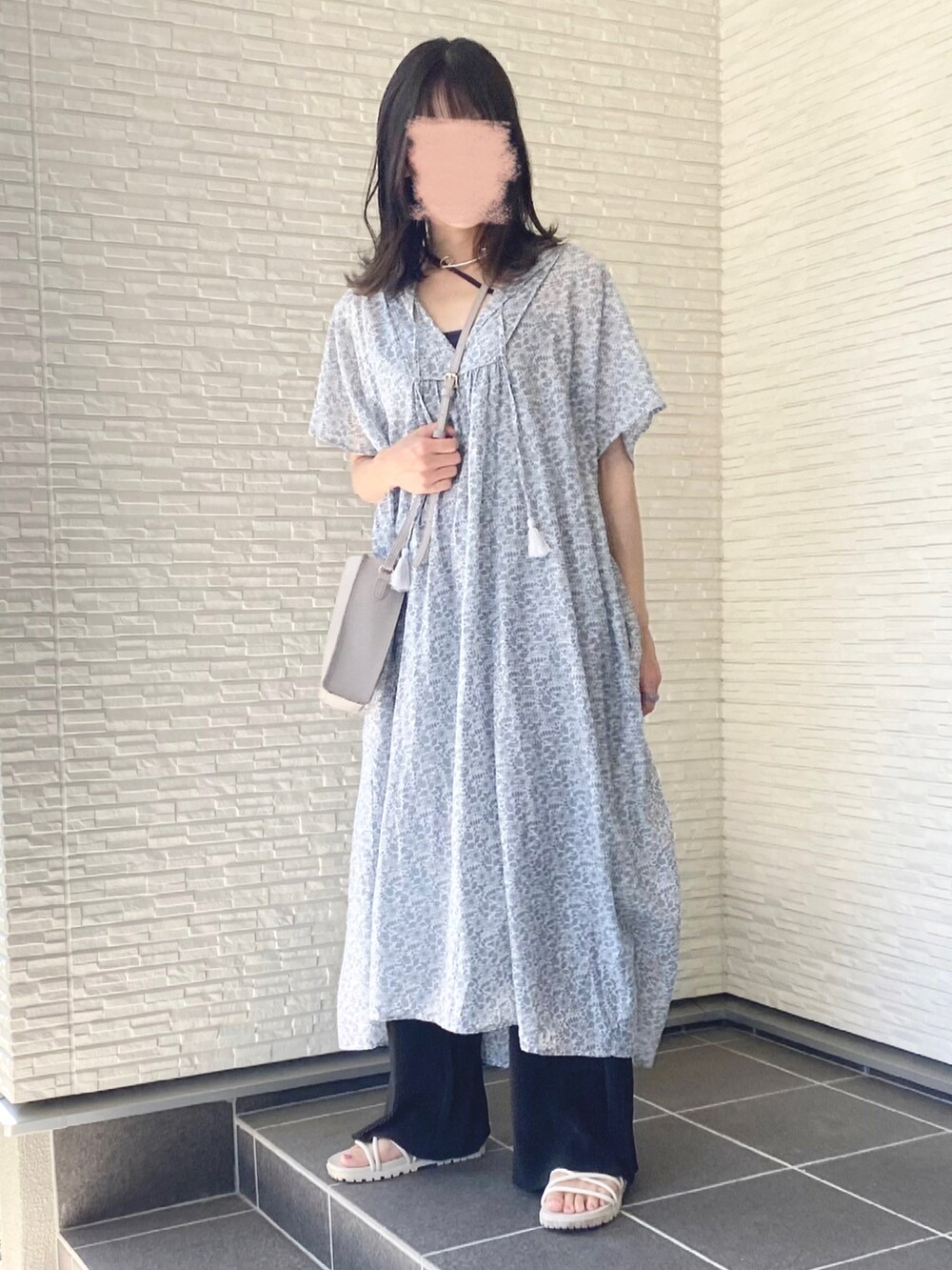 ブルー系のワンピース、ブラック系のその他パンツ、その他のシューズを着用したレディースの秋コーディネートの3枚目の写真