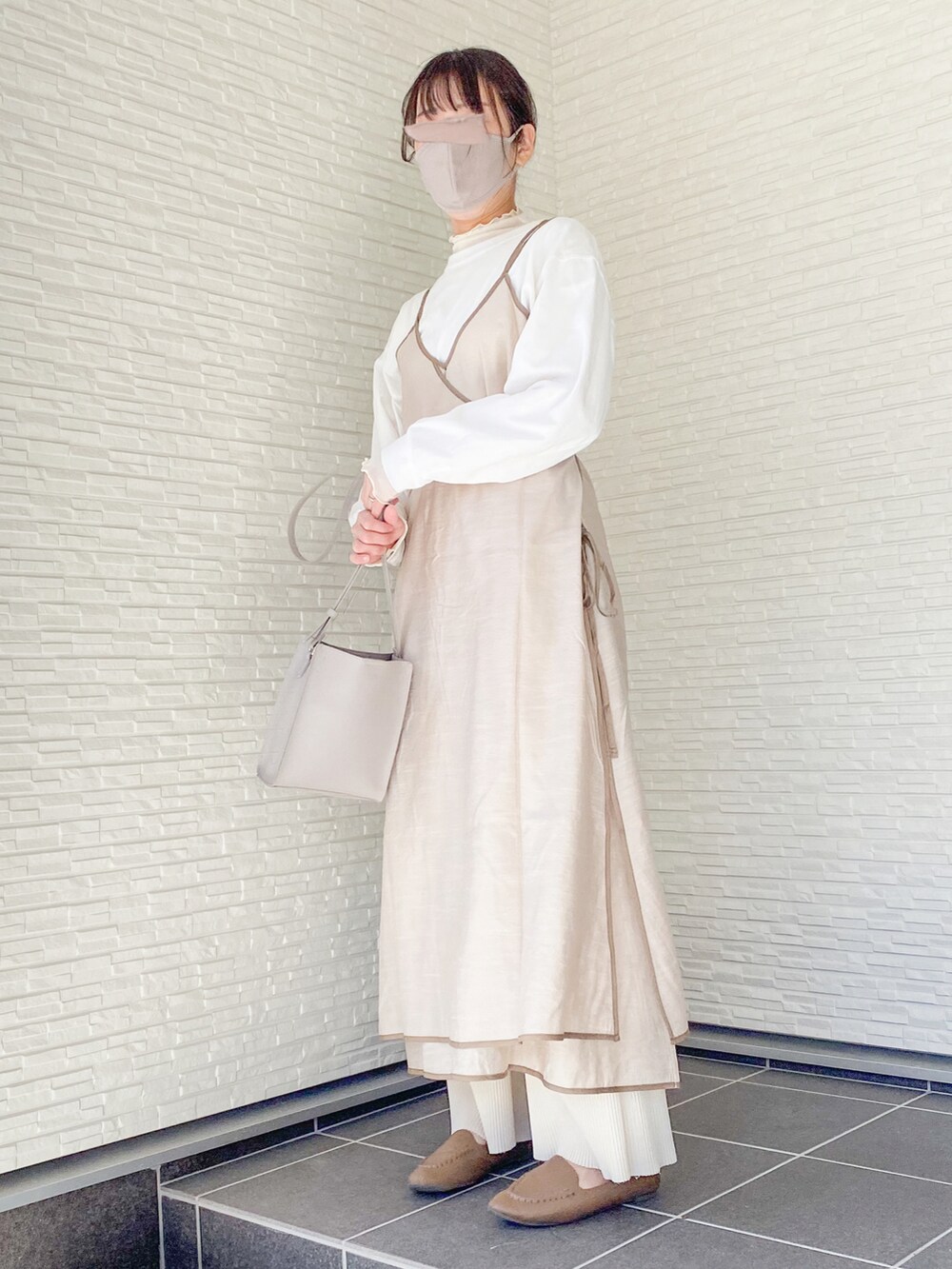 「春服デビュー宣言、春コーデ、休日スタイル、春カラー、春服、レイヤードスタイル、淡色コーデ、ママコーデ、ママファッション、キャミワンピ、プリーツパンツ、ハイネック、ベージュ、ベージュコーデ、ラップワンピース」｜「NOAHLのアイテム（ワンピース/ドレス、ブラウン系）」を使った、macha＊さん（レディース・159cm）の春コーディネートの3枚目の写真