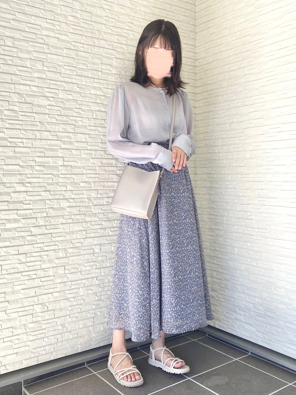 ブルー系のシャツ/ブラウス、ブルー系のスカート、その他のシューズを着用したレディースの秋コーディネートの3枚目の写真