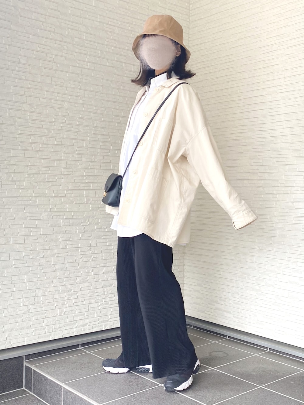 「春服コーデ、ラクチンコーデ、カジュアルコーデ、チューリップハット、ジャケット、オーバーサイズ、ビッグシャツ、プリーツパンツ、スニーカー、スニーカーコーデ、reebok、ママコーデ、ママファッション、男の子ママ、プチプラ」｜「Samansa Mos2 blueのコットンツイルチューリップハット（ハット、ベージュ系）」を使った、macha＊さん（レディース・159cm）の春コーディネートの3枚目の写真