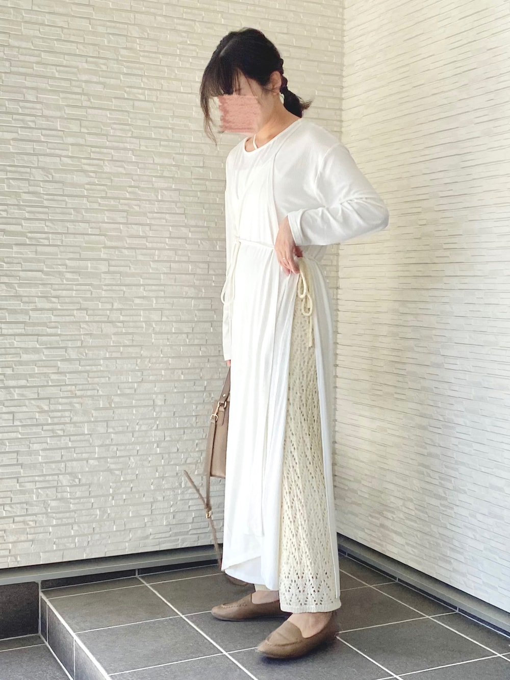 ホワイト系のワンピース、ホワイト系のその他パンツ、ブラウン系のショルダーバッグを着用したレディースの夏コーディネートの2枚目の写真