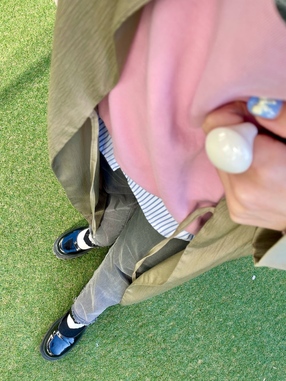 グリーン系のジャケット/アウター、ピンク系のスウェット、グレー系のその他パンツを着用したレディースの冬コーディネートの3枚目の写真