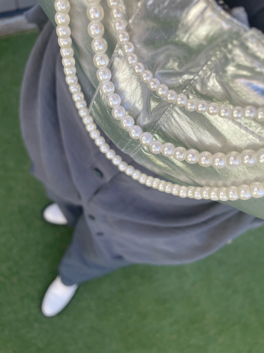 グレー系のカーゴパンツ、グレー系のシャツ/ブラウス、シルバー系のチューブトップを着用したレディースの秋コーディネートの4枚目の写真