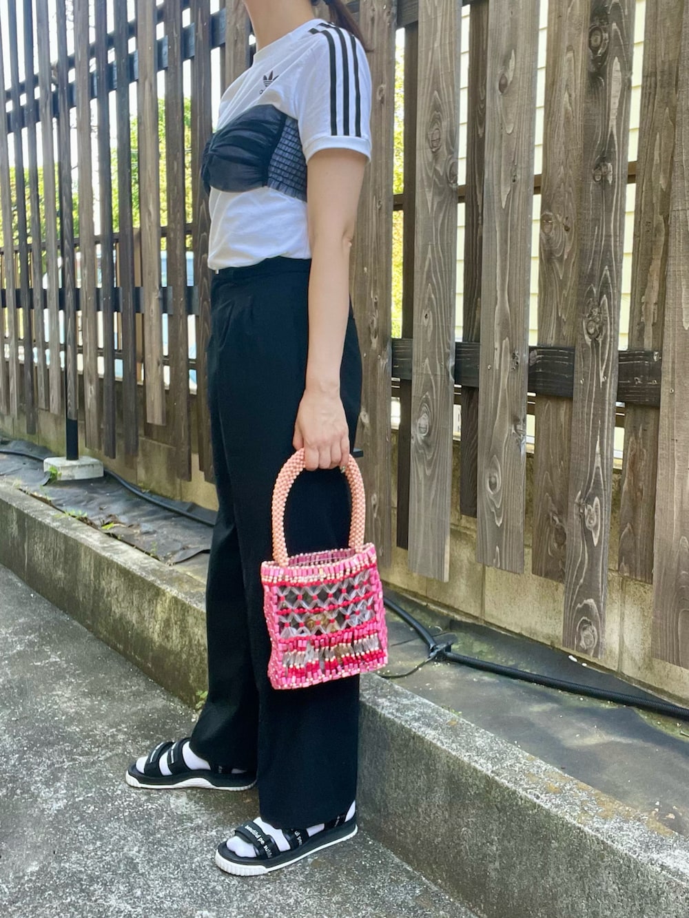 「スポーツミックス、古着MIX、パステルカラー、シンプルコーデ、オトナカジュアル、ロゴT、サンダル、サンダルに靴下、ビーズバッグ、ビスチェ」｜「Casseliniのアイテム（ハンドバッグ、ピンク系）」を使った、komariさん（レディース・163cm）の春コーディネートの2枚目の写真