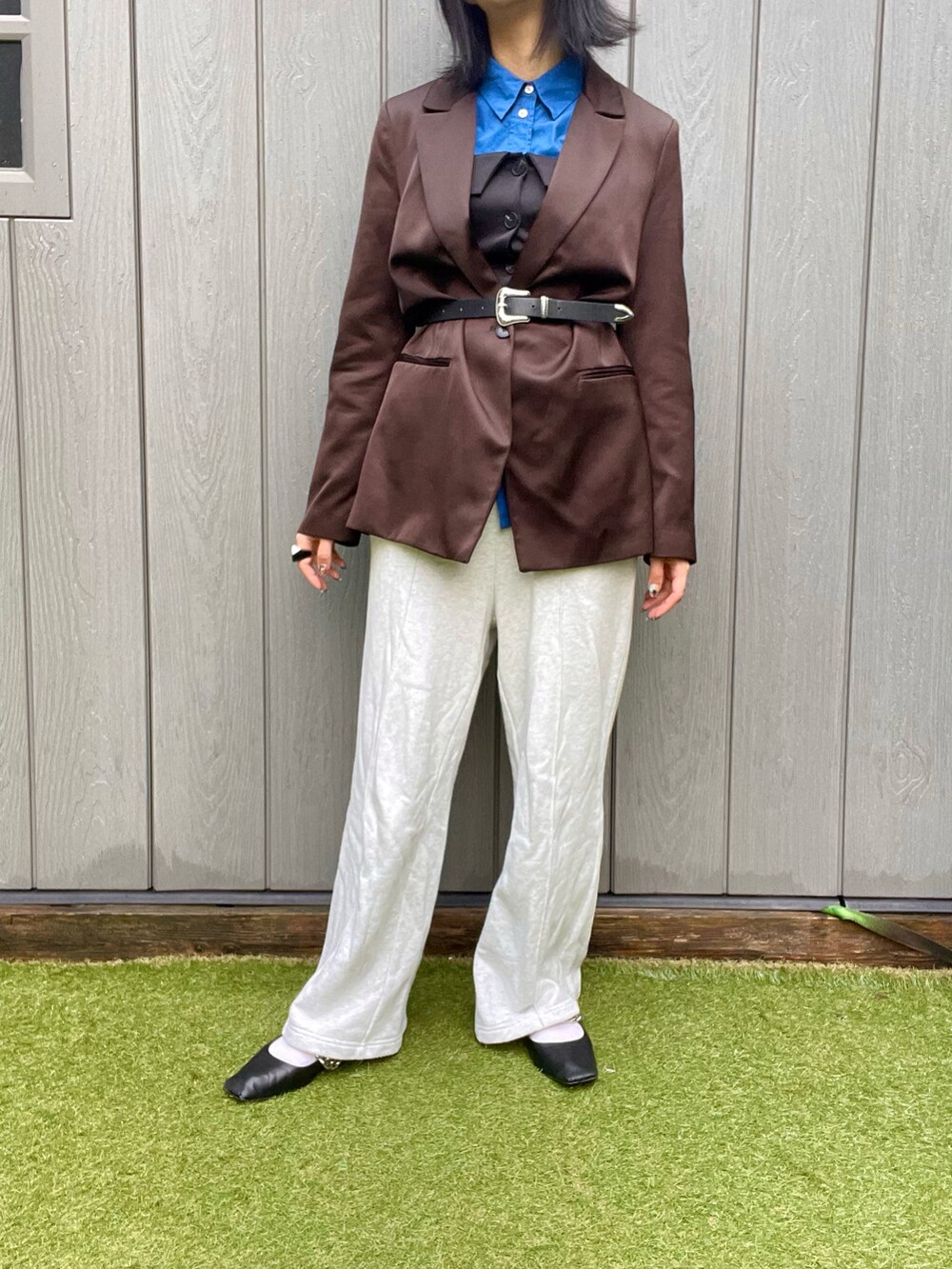 グレー系のスウェットパンツ、ブラウン系のテーラードジャケット、ブルー系のシャツ/ブラウスを着用したレディースの冬コーディネートの2枚目の写真