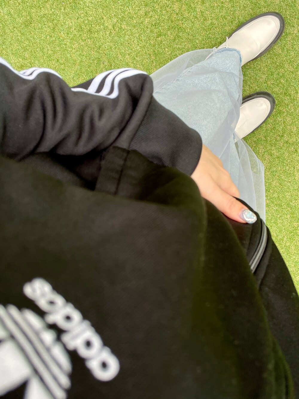 ブラック系のブルゾン、グレー系のその他パンツ、ブルー系のデニムパンツを着用したレディースの冬コーディネートの3枚目の写真