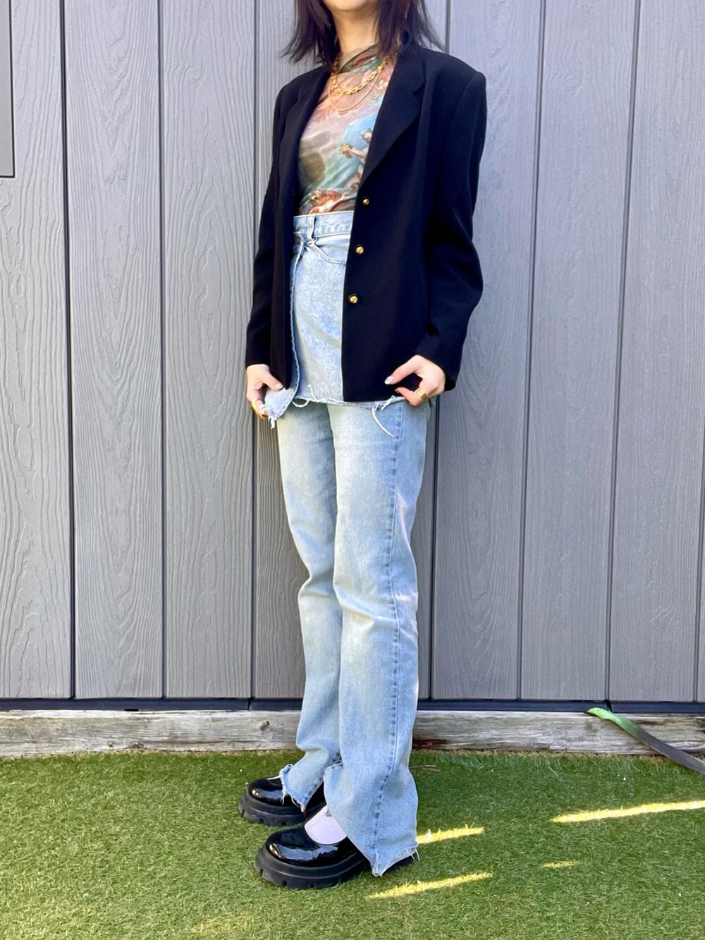 ブラック系のテーラードジャケット、その他のその他トップス、ブルー系のデニムパンツを着用したレディースの冬コーディネートの2枚目の写真