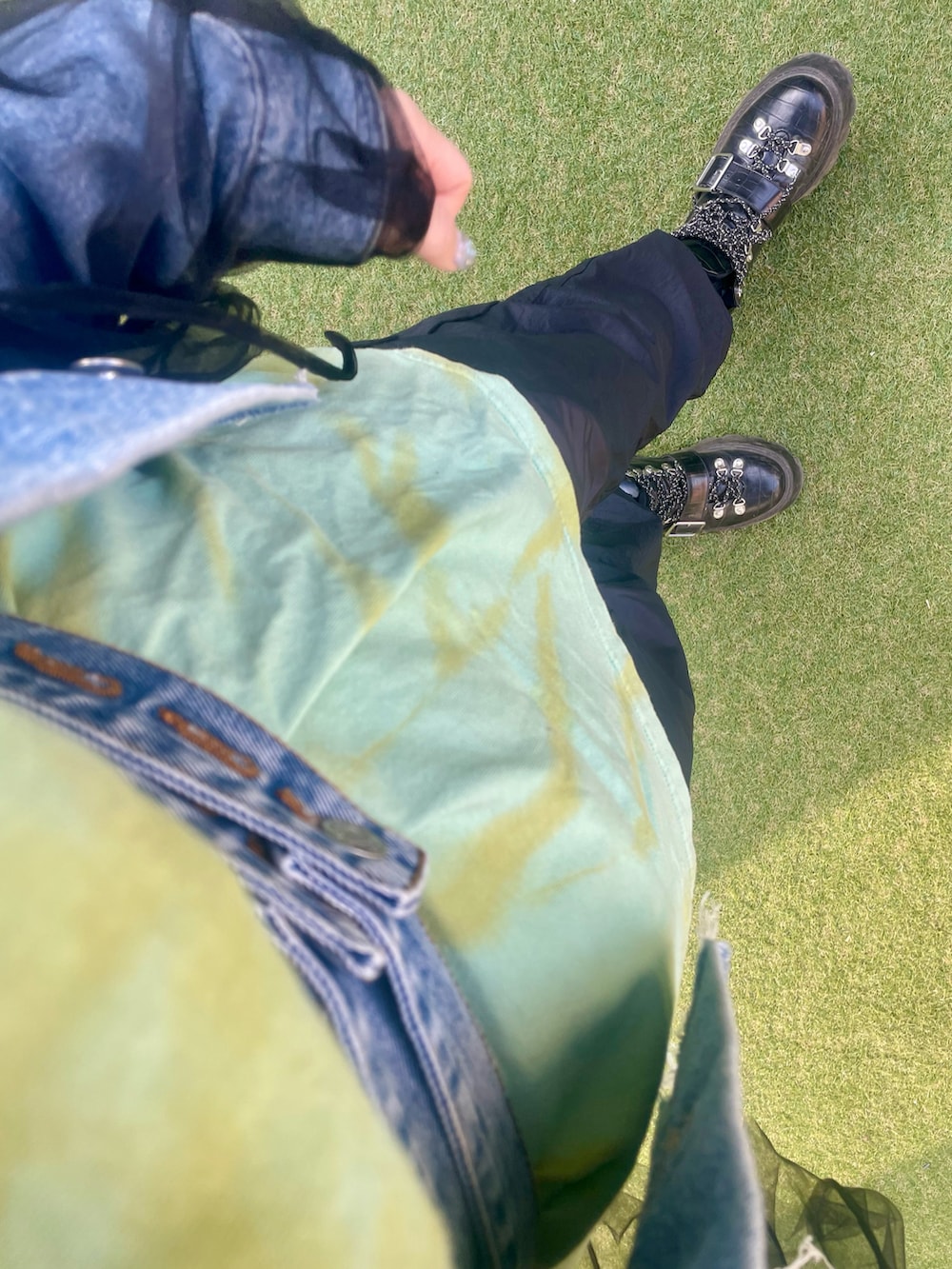 ブラック系のシャツ/ブラウス、ブルー系のデニムジャケット、グリーン系のTシャツ/カットソーを着用したレディースの春コーディネートの2枚目の写真