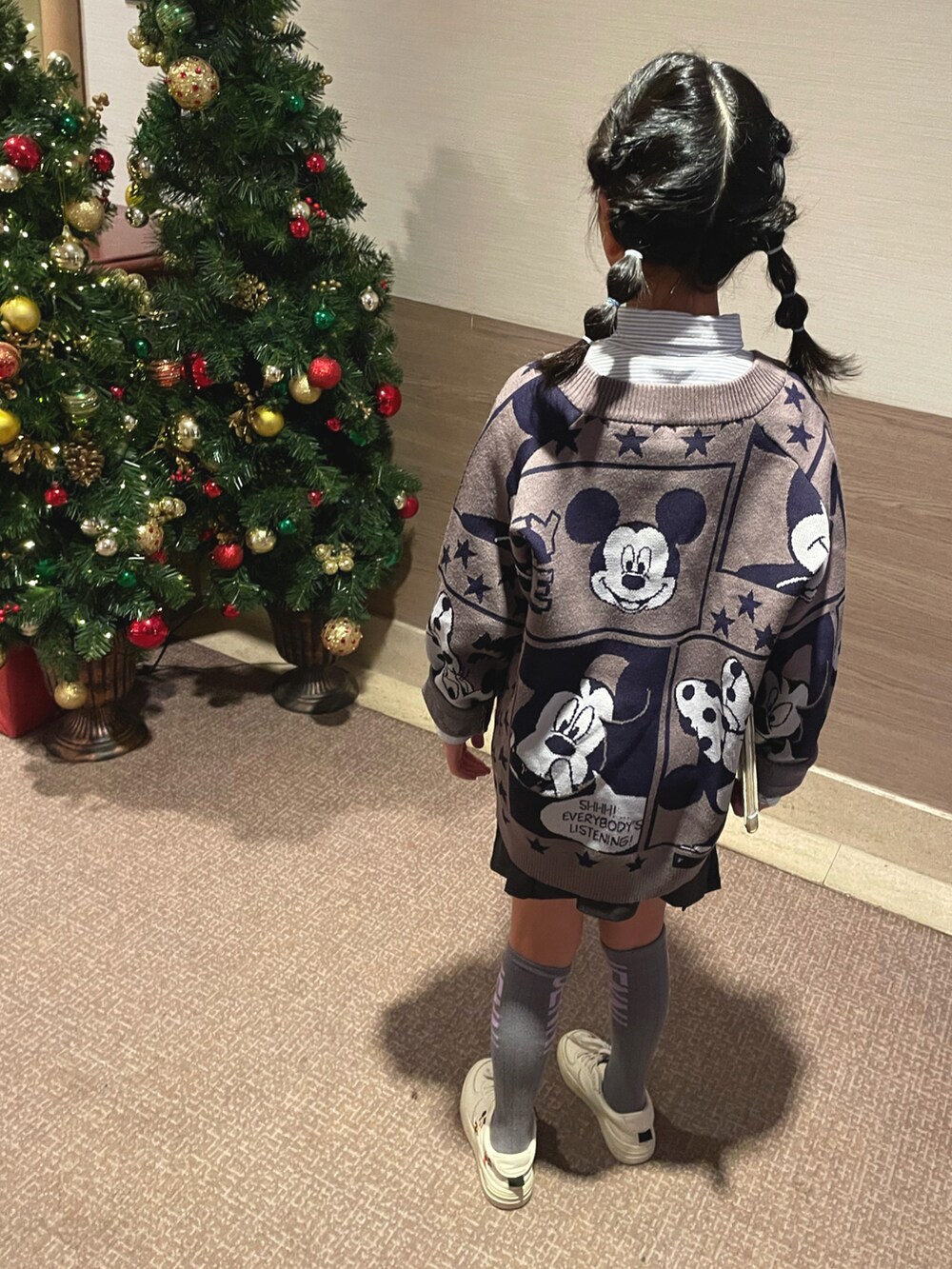 グレー系のニット/セーター、ブルー系のシャツ/ブラウス、グレー系のスラックスを着用したレディースの冬コーディネートの4枚目の写真