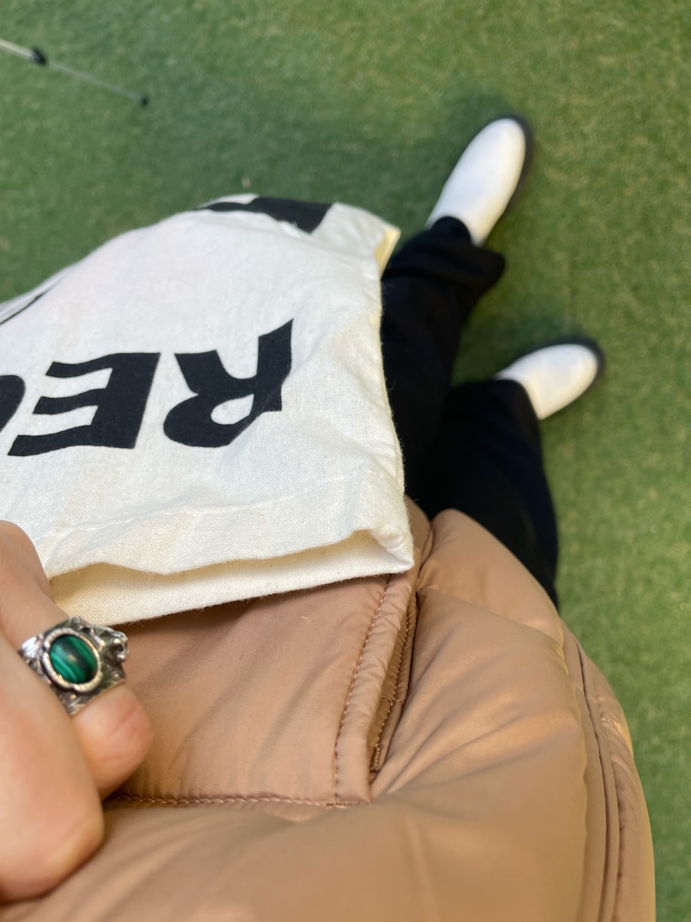 ベージュ系のダウンジャケット/コート、ホワイト系のトートバッグ、ホワイト系のブーツを着用したレディースの冬コーディネートの4枚目の写真