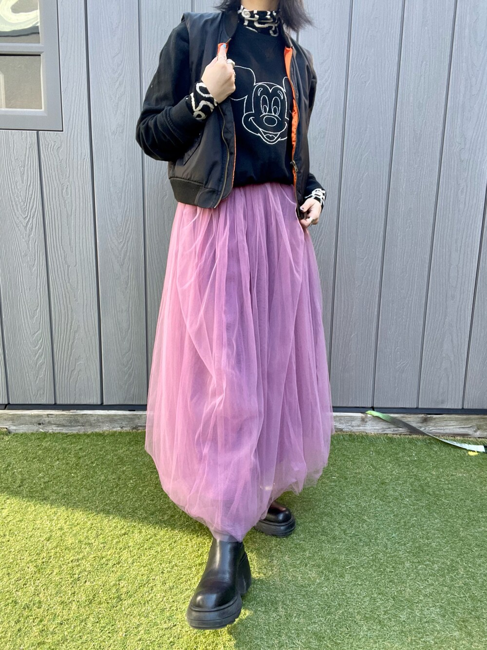 ブラック系のスウェット、ブラック系のMA-1、ブラック系のブーツを着用したレディースの秋コーディネートの3枚目の写真