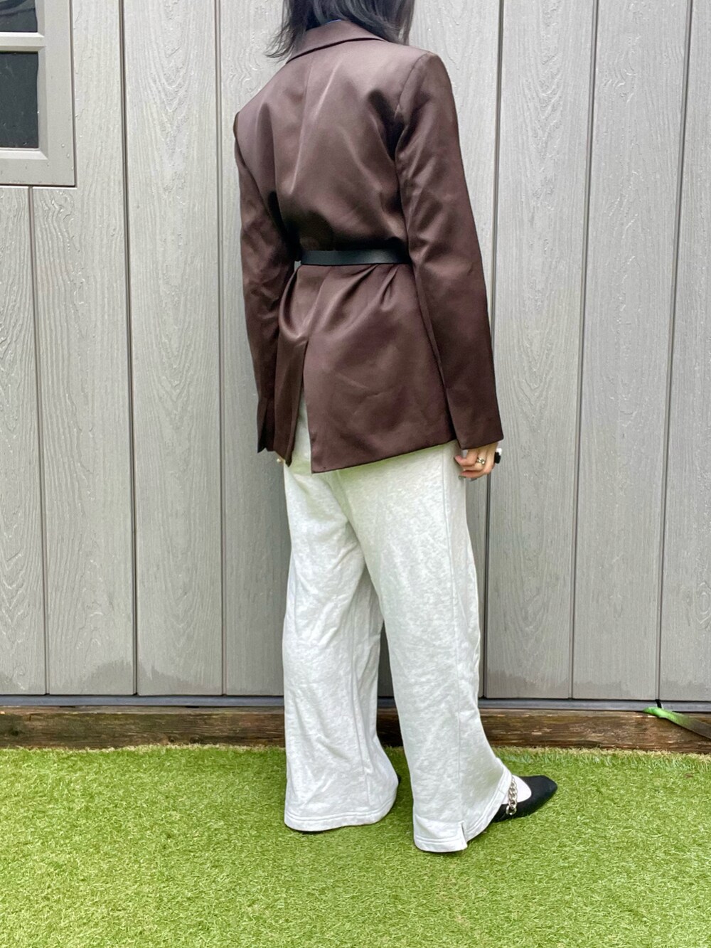 グレー系のスウェットパンツ、ブラウン系のテーラードジャケット、ブルー系のシャツ/ブラウスを着用したレディースの冬コーディネートの3枚目の写真