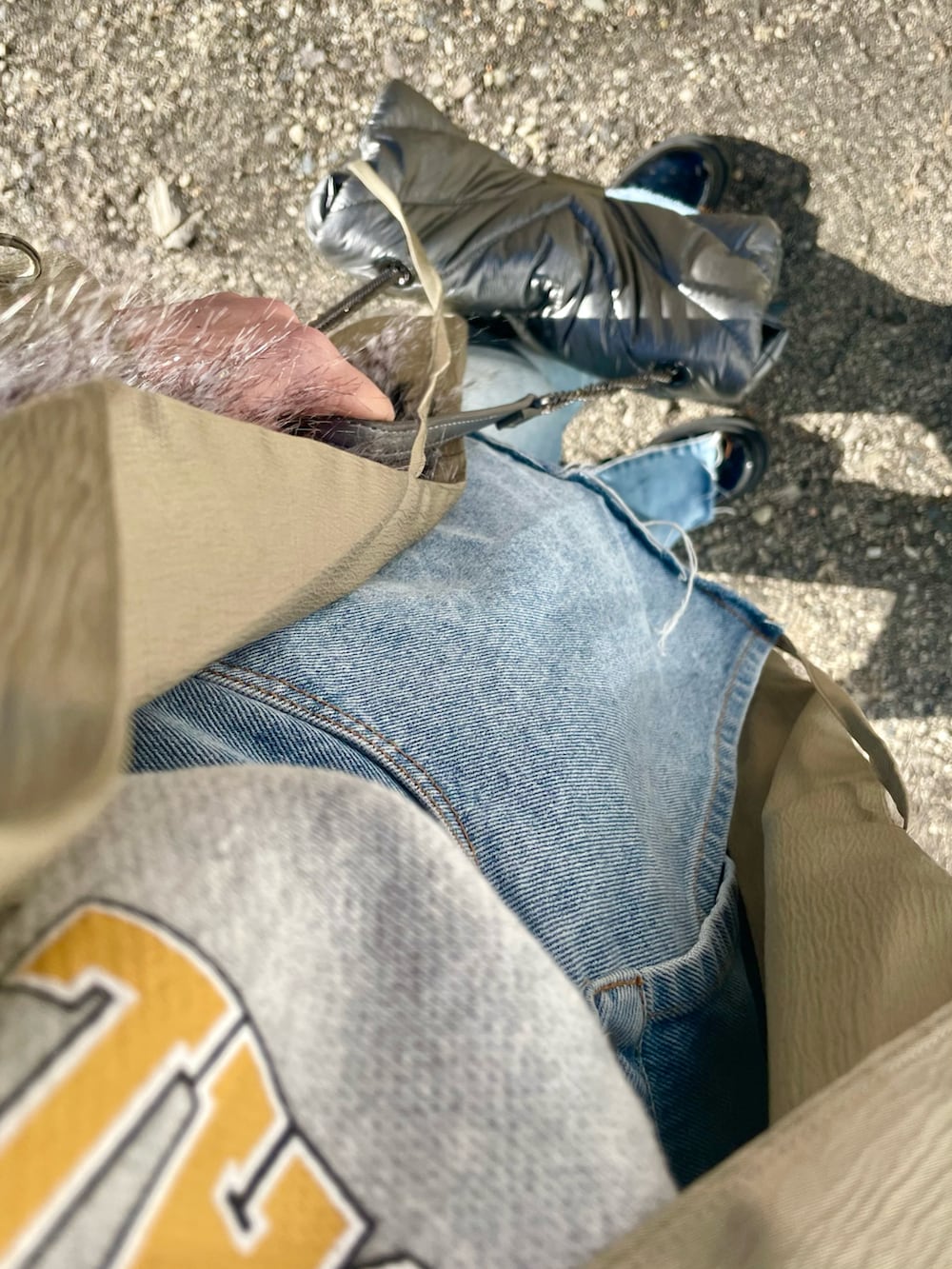 グレー系のスウェット、グレー系のベスト、グリーン系のジャケット/アウターを着用したレディースの冬コーディネートの3枚目の写真