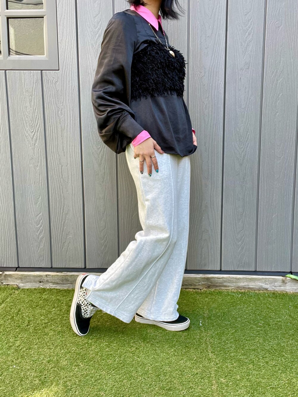 ブラック系のスニーカー、ブラック系のタンクトップ、ピンク系のシャツ/ブラウスを着用したレディースの秋コーディネートの3枚目の写真