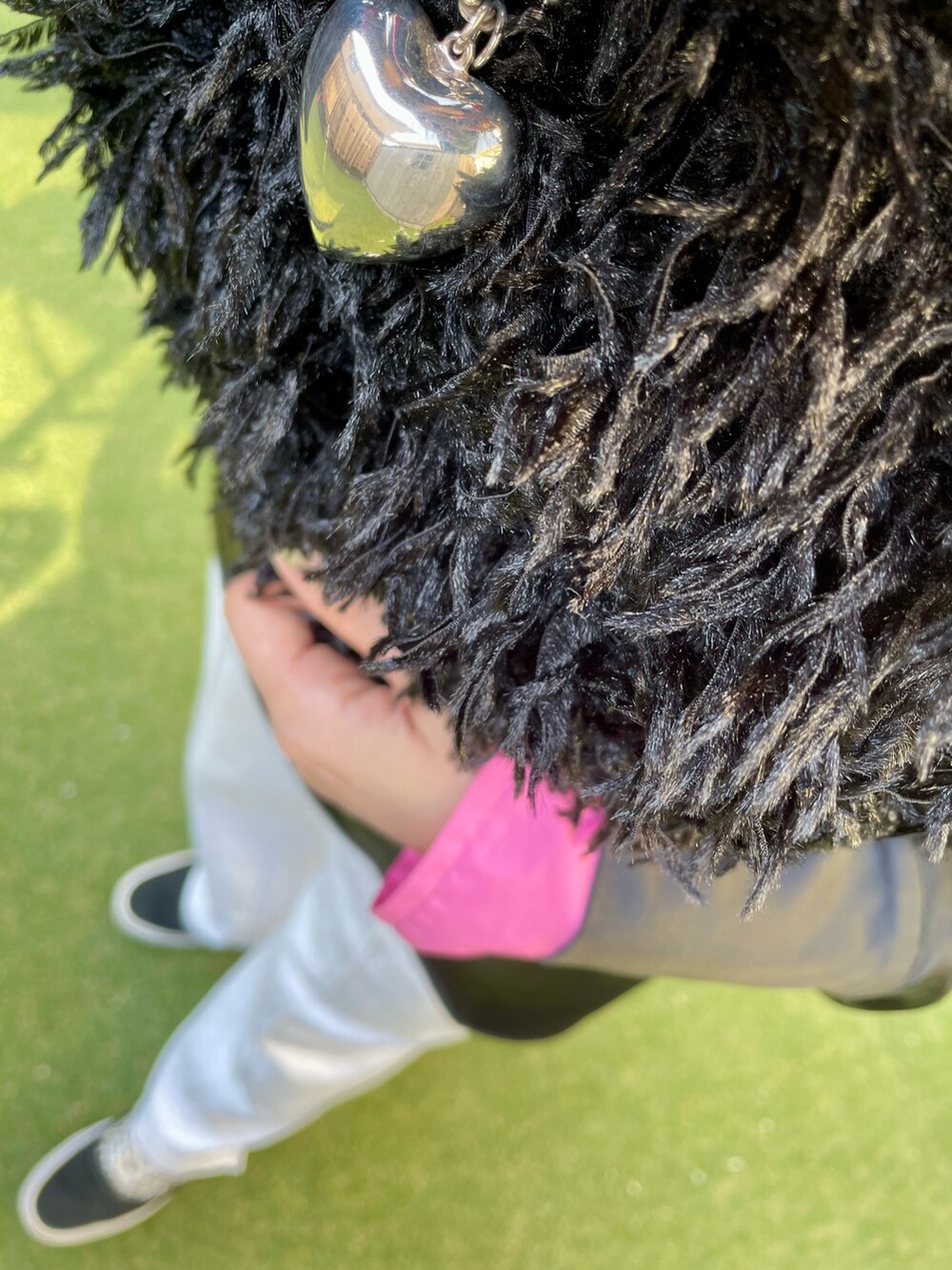 ブラック系のスニーカー、ブラック系のタンクトップ、ピンク系のシャツ/ブラウスを着用したレディースの秋コーディネートの4枚目の写真