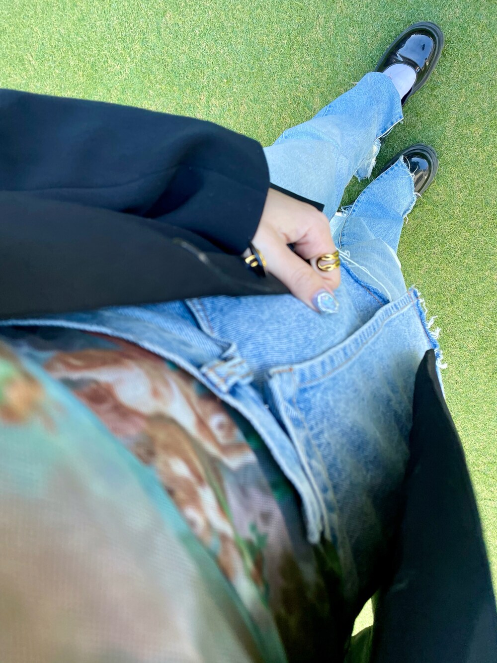 ブラック系のテーラードジャケット、その他のその他トップス、ブルー系のデニムパンツを着用したレディースの冬コーディネートの3枚目の写真