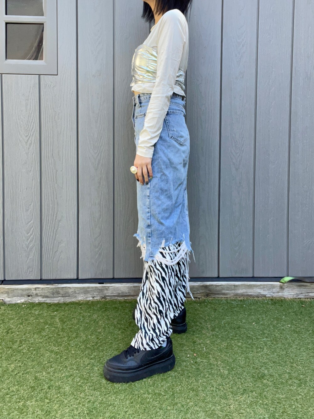 ホワイト系のTシャツ/カットソー、シルバー系のチューブトップ、ブルー系のデニムスカートを着用したレディースの秋コーディネートの2枚目の写真