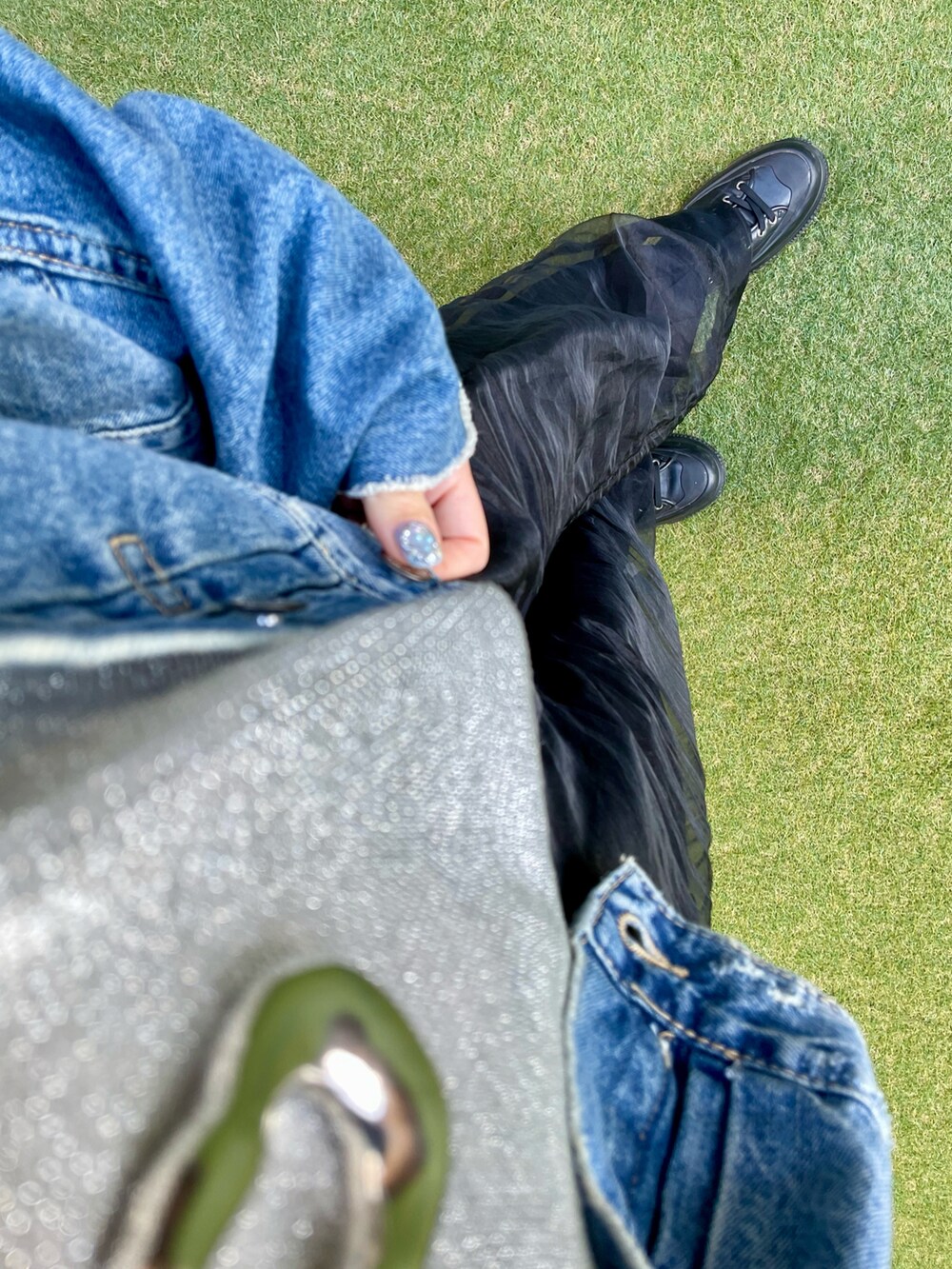 ブラック系のパンツ、ブルー系のデニムジャケット、シルバー系のニット/セーターを着用したレディースの冬コーディネートの3枚目の写真